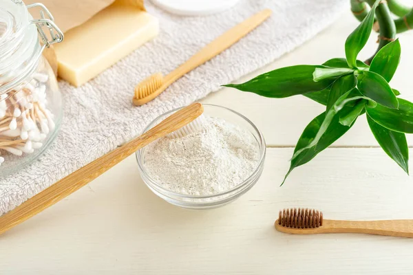 Bambu diş fırçaları, beyaz arka planda diş fırçası tozu. Doğal banyo ürünleri, bambu bitkisi. Biyoçözünür doğal bambu diş fırçası. Çevre dostu, sıfır atık, diş bakımı plastik konsepti.