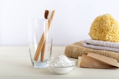 Camda bambu diş fırçaları, beyaz arka planda diş fırçası, doğal banyo ürünleri. Biyolojik çözünebilir doğal bambu diş fırçası. Çevre dostu, sıfır atık, diş bakımı plastik konsepti.