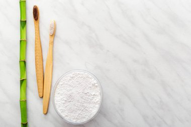 Bambu diş fırçası, bambu bitkisi diş fırçası beyaz mermer arka planda diş fırçası. Düz bir kopya alanı. Biyoçözünür doğal bambu diş fırçası. Çevre dostu, sıfır atık, diş bakımı olmayan plastik konsept.