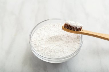Bambu diş fırçası, beyaz mermer arka planda diş fırçası tozu. Biyo-çözünebilir doğal bambu diş fırçası. Çevre dostu, sıfır atık, diş sağlığı plastik konsepti. Kapat.