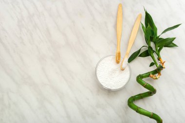 Bambu diş fırçası, bambu bitkisi diş fırçası beyaz mermer arka planda diş fırçası. Düz bir kopya alanı. Biyoçözünür doğal bambu diş fırçası. Çevre dostu, sıfır atık, diş bakımı olmayan plastik konsept.