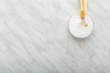 Bambu diş fırçası, beyaz mermer arka planda diş fırçası tozu. Biyo-çözünebilir doğal bambu diş fırçası. Çevre dostu, sıfır atık, diş sağlığı plastik konsepti. Düz yat, boşluğu kopyala