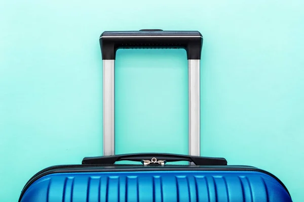 Modern Phantom Blå klassiska blå resväska på blå bakgrund clo — Stockfoto