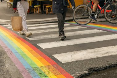 Gay gurur bayrağı, Lgbt topluluğunun gökkuşağı bayrağı Paris 'ten geçen insanlarla yaya geçidinde. Günlük hayatta aşkın, özgürlüğün, eşitliğin, hak kavramlarının sembolü olarak Lgbt bayrağı.