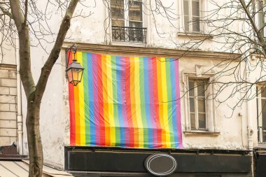 Paris, Fransa 'da pencere yerine eşcinsel bayraklarıyla ön cephe. Lgbt toplumunun gökkuşağı bayrağı aşkın, özgürlüğün, eşitliğin, hakların sembolü olarak.