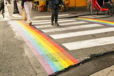 Paris, Fransa 2019. Gay gurur bayrağı, Lgbt topluluğunun gökkuşağı bayrağı Paris 'ten geçen insanlarla yaya geçidinde. Günlük hayatta aşkın, özgürlüğün, eşitliğin, hak kavramlarının sembolü olarak Lgbt bayrağı.
