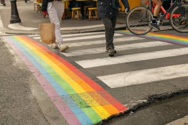 Gay gurur bayrağı, Lgbt topluluğunun gökkuşağı bayrağı Paris 'ten geçen insanlarla yaya geçidinde. Günlük hayatta aşkın, özgürlüğün, eşitliğin, hak kavramlarının sembolü olarak Lgbt bayrağı.