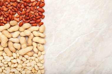 Kabuklu fıstık ve kabuklu fıstık ile beyaz mermer arka planda fotokopi alanı karışımından yapılmış çerçeve. Mesajlaşmak için yere yatıp fıstık ezmesi ya da fıstık ezmesi için hazırlan.