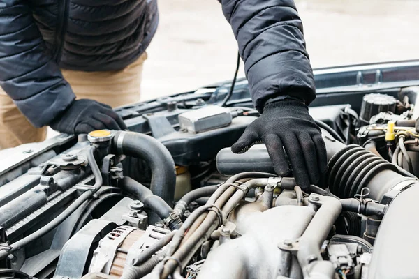 Car mechanic engineer checking, fixing the car, making maintenance comprehensive auto check. Auto mechanic in gloves detected breakdown and indicates a malfunction. Car repair service — 스톡 사진