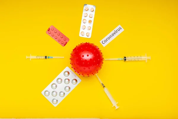 Leki przeciw modelowi Coronavirus. Różne pigułki, strzykawki, SMS-owy koronawirus. 2019 nCoV koronawirus na żółtym tle. Wirus Wuhan, ognisko chińskiego wirusa koronawirusa. — Zdjęcie stockowe