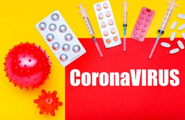 Farklı ilaçlar, haplar, haplar, Coronavirus 'a karşı şırıngalar, Coronavirus modelleri, sarı arka planda kırmızı pankartla yazılmış metinler. Çin Coronavirüsü, WUHAN virüsü, salgın.