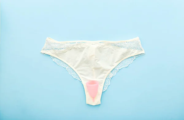 Белый Трусик Менструальной Чашкой Цветном Голубом Фоне Плоский Лежал Кружевным — стоковое фото