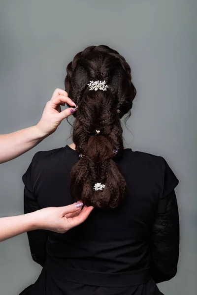 머리는 꼬리는 곱슬머리 머리를 배경에 갈색의 여자에게 스타일을 만드는 드레서 — 스톡 사진