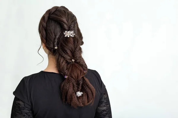 Tejer Trenzado Peinado Cola Peinado Mujer Cabello Castaño Con Pelo — Foto de Stock