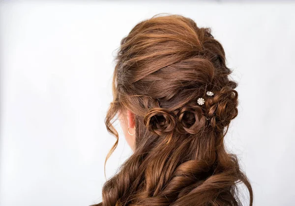 Vlnění Kadeře Účes Účes Rudohnědé Vlasy Žena Dlouhými Vlasy Bílém — Stock fotografie