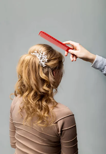 Ola Rizos Peinado Peluquería Haciendo Peinado Mujer Pelo Rubio Con — Foto de Stock