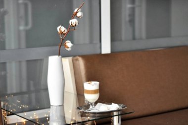 Bekleme alanı. Konforlu müşteri resepsiyonu, lobi barı. Kanepenin yanındaki masada bir fincan kahve. Ofis bekleme alanı.