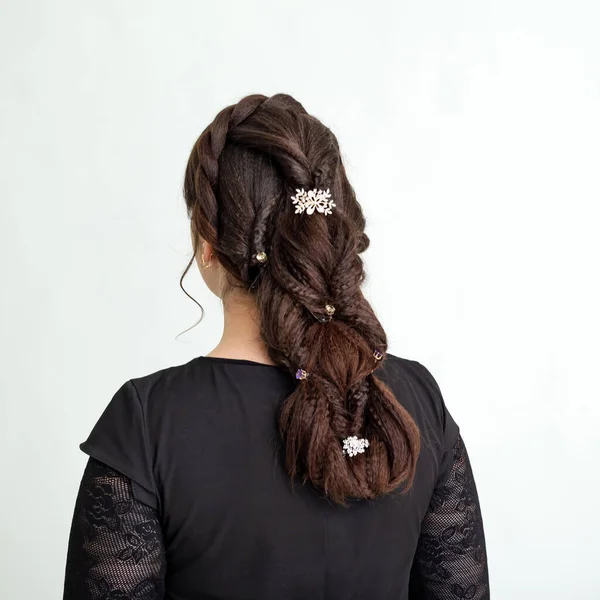 Tejer Trenzado Peinado Cola Peinado Mujer Cabello Castaño Con Pelo — Foto de Stock