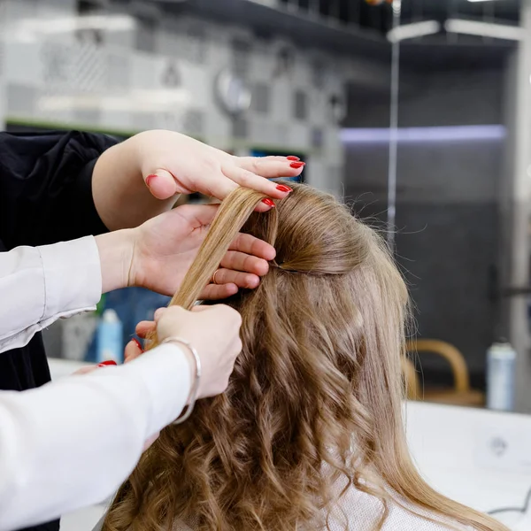 Kuaför Stilisti Için Kuaför Eğitim Merkezinde Saç Stili Kuaför Kuaförde — Stok fotoğraf