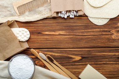 Bambu diş fırçası diş fırçası diş fırçası doğal soğuk sabun bezi bezi pamuk çubuklar ahşap arka planda tahta çubuklar. Düz kopya alanı. Çevre dostu, sıfır atık, plastiksiz..