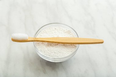 Bambu diş fırçası, beyaz mermer arka planda diş fırçası tozu. Biyo-çözünebilir doğal bambu diş fırçası. Çevre dostu, sıfır atık, diş bakımı plastik içermeyen konsept