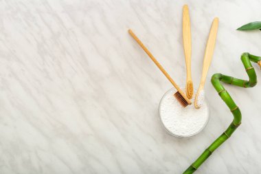 Bambu diş fırçası, bambu bitkisi diş fırçası beyaz mermer arka planda diş fırçası. Düz bir kopya alanı. Biyoçözünür doğal bambu diş fırçası. Çevre dostu, sıfır atık, diş bakımı olmayan plastik konsept..