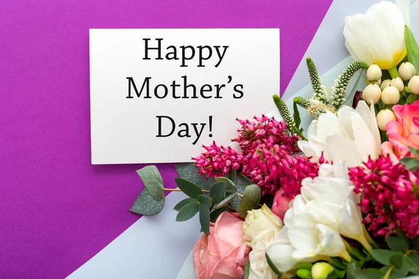 행복 한 엄마들은 생일 선물 카드에 장미, 튤립, 유칼립투스를 보라색 배경으로 한 꽃다발 과 함께 문자를 보냅니다. 엄마한테 온 카드네요. 꽃 배달, 축하 카드와 꽃 어머니를 위한 축하 인사. — 스톡 사진