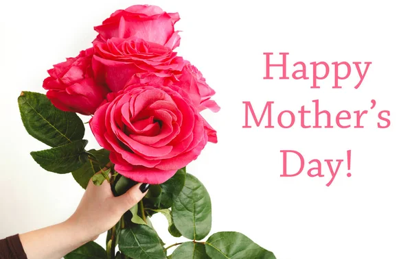 행복 한 어머니들은 손에 분홍빛 장미 꽃다발을 들고 하얀 배경 문자를 보내는 날이면 행복해 합니다. 꽃 배달, 엄마, 여자, 엄마에게 축하드립니다. 장미꽃 꽃다발입니다. 꽃봉오리 — 스톡 사진