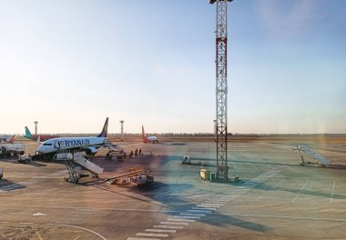 Kiev Ukrayna 1218 2019 havaalanı, terminalin yakınında uçak, yolcuların inişi, ucuz havayolu Rayanair 'in pisti