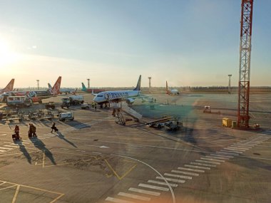 Kiev Ukrayna 1218 2019 havaalanı, terminalin yakınında uçak, yolcuların inişi, ucuz havayolu Rayanair 'in pisti