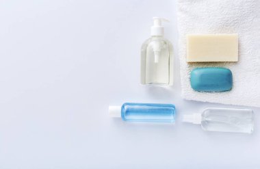 Coronavirus hijyen antibakteriyel sabunu. Beyaz masada birçok el dezenfektanı şişesi var. Alkol jeli antibakteriyel sabun dezenfektanı, el dezenfeksiyonu. Hijyen koruması Coronavirüs Covid 19