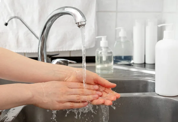 Mulher Lavar Mãos Com Sabão Antibacteriano Água Conceito Higiene Proteção — Fotografia de Stock