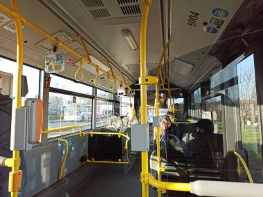 Gdansk Poland 12 20 2019: Yolcuları olan modern şehir otobüsü. Şehir ulaşımı. Avrupa Otobüs İçi