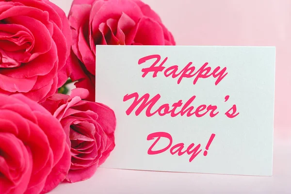 어머니들은 분홍색 배경에 분홍빛 꽃다발을 카드로 문자를 보냅니다 엄마한테 카드네요 — 스톡 사진