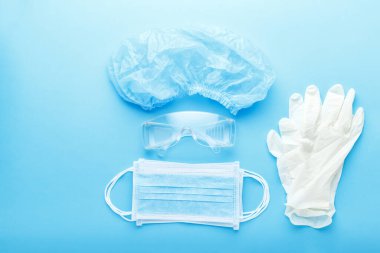 Tıbbi Cerrah, sağlık çalışanları için koruma kiti ile karşı karşıya, doktorlar. Koruyucu yüz maskesi, gözlük, şapka, eldiven. Koruma viral enfeksiyon koronavirüsü, Covid-19. İlaç sağlık hizmetleri.