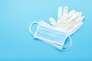 Hijyenik maske, tıbbi koruyucu maskeler ve beyaz lastik eldivenler. Coronavirus, Covid-19 koruma solunum cihazı, yüz maskesi, el hijyeni. Tıbbi sağlık hizmetleri. Tıbbi steril ekipmanları..