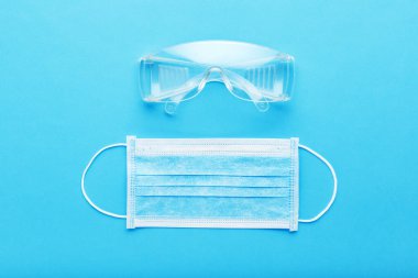 Tıbbi Cerrah, sağlık çalışanları için koruma kiti ile karşı karşıya, doktor hemşire. Koruyucu yüz maskesi, gözlükler, gözlükler. Koronavirüsü önleme viral enfeksiyonu, Covid-19. Sağlık hizmetleri kavramı.