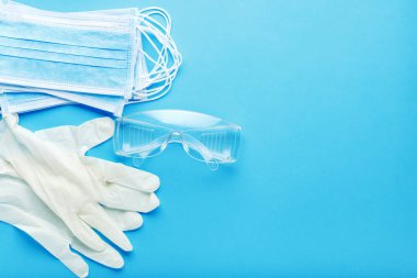 Tıbbi Cerrah, sağlık çalışanları için koruma kiti ile karşı karşıya, doktor hemşire. Koruyucu yüz maskesi, gözlükler, eldivenler. Koronavirüsü önleme, Covid-19. Sağlık hizmetleri kavramı. Uzun mavi pankart..