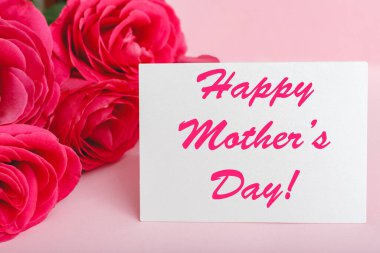 Mutlu Anneler Günü mesajı pembe arka planda çiçek buketi pembe güller içinde hediye kartı üzerinde. Annem için tebrik kartı. Çiçek teslimatı, kadınlar için tebrik kartı. Güllerle dolu tebrik kartı