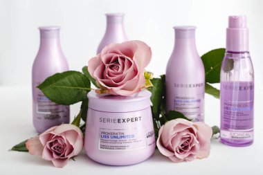 Kozmetik ürünleri, saç şampuanı, güzellik salonu için beyaz arka planda çiçekli güzellik ürünleri. Loreal Professionnel serisi uzmanı. Kadın saç bakım seti. Kopyalama alanı olan Loreal Professionel