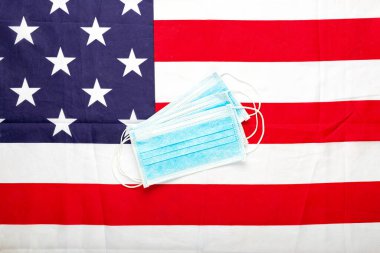 ABD 'de Coronavirus. Amerikan bayrağında koruyucu yüz maskesi. ABD bayrağı ve hijyenik maske koruma viral enfeksiyon koronavirüsü, Covid-19 'un sembolü. İlaç sağlık hizmetleri.
