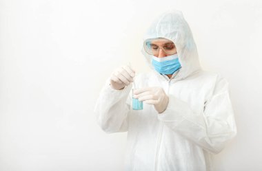 Coronavirus, covid-19. Koruyucu tıbbi giysi giyen doktor ya da bilim adamı, biyolojik tehlike, yüz maskesi laboratuvarda beyaz arka planda aşı üreten. Tıbbi sağlık hizmetleri pandemik önleme kavramı