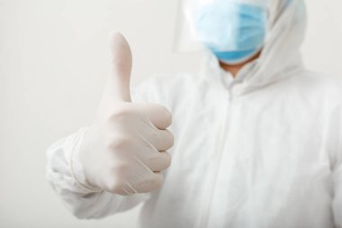 Dezenfektan ya da doktor koruyucu giysisi ve yüz maskesi takıyor, olumlu bir hareket. Covid-19, Coronavirus, Karantina salgınının sonu gibi. Sağlık sigortası kavramı.