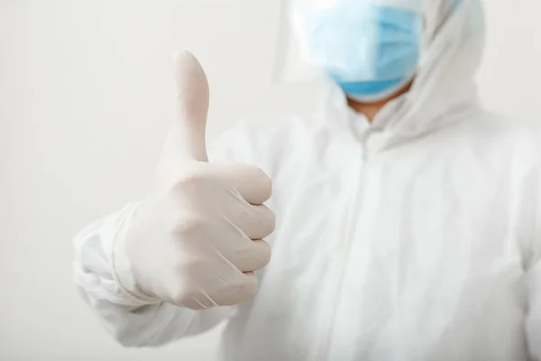 Desinficerare Eller Doktor Skyddsdräkt Och Ansiktsmask Som Visar Tummen Upp — Stockfoto