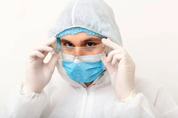 Retrato Hombre Doctor Vistiendo Googles Glusses Protectores Traje Protección Mascarilla — Foto de Stock