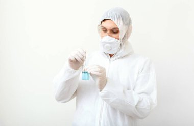 Coronavirus, covid-19. Koruyucu tıbbi giysi giyen doktor ya da bilim adamı, biyolojik tehlike, yüz maskesi laboratuvarda beyaz arka planda aşı üreten. Tıbbi sağlık hizmetleri pandemik önleme kavramı