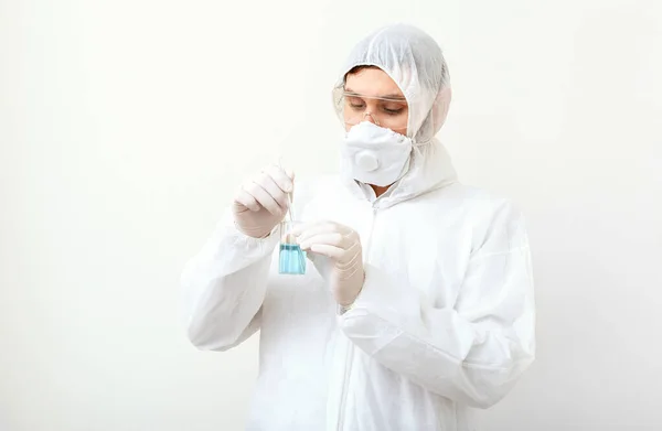 Coronavirus Covid 身穿防护服 生物危害 戴口罩的医生或科学家在白底实验室制造疫苗 医疗大流行病预防概念 — 图库照片