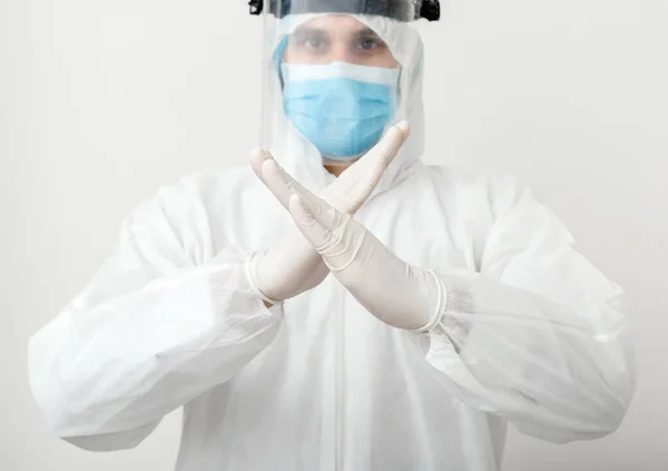보호용 수트와 마스크를 착용하고 의사는 배경의 코로나 바이러스인 유행을 못하고 — 스톡 사진