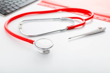 Doktor randevusu. Termometre, kırmızı steteskop ve klinikteki doktorların iş yerlerinin tıbbi belgeleri. Tıp, sağlık, araştırma, bilim, virosoloji kavramları. Coronovirus Covid-19.