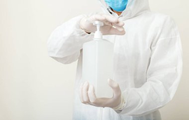 Dezenfektan jeli, erkek eli temizleme için alkol sıvısı antiseptiği. Coronavirus Covid-19 koruma, el hijyeni. Sağlık hizmetleri için deri dezenfektanı